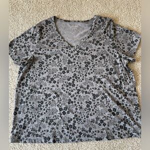 Old navy women’s floral black and grey v-neck Tshirt size XL